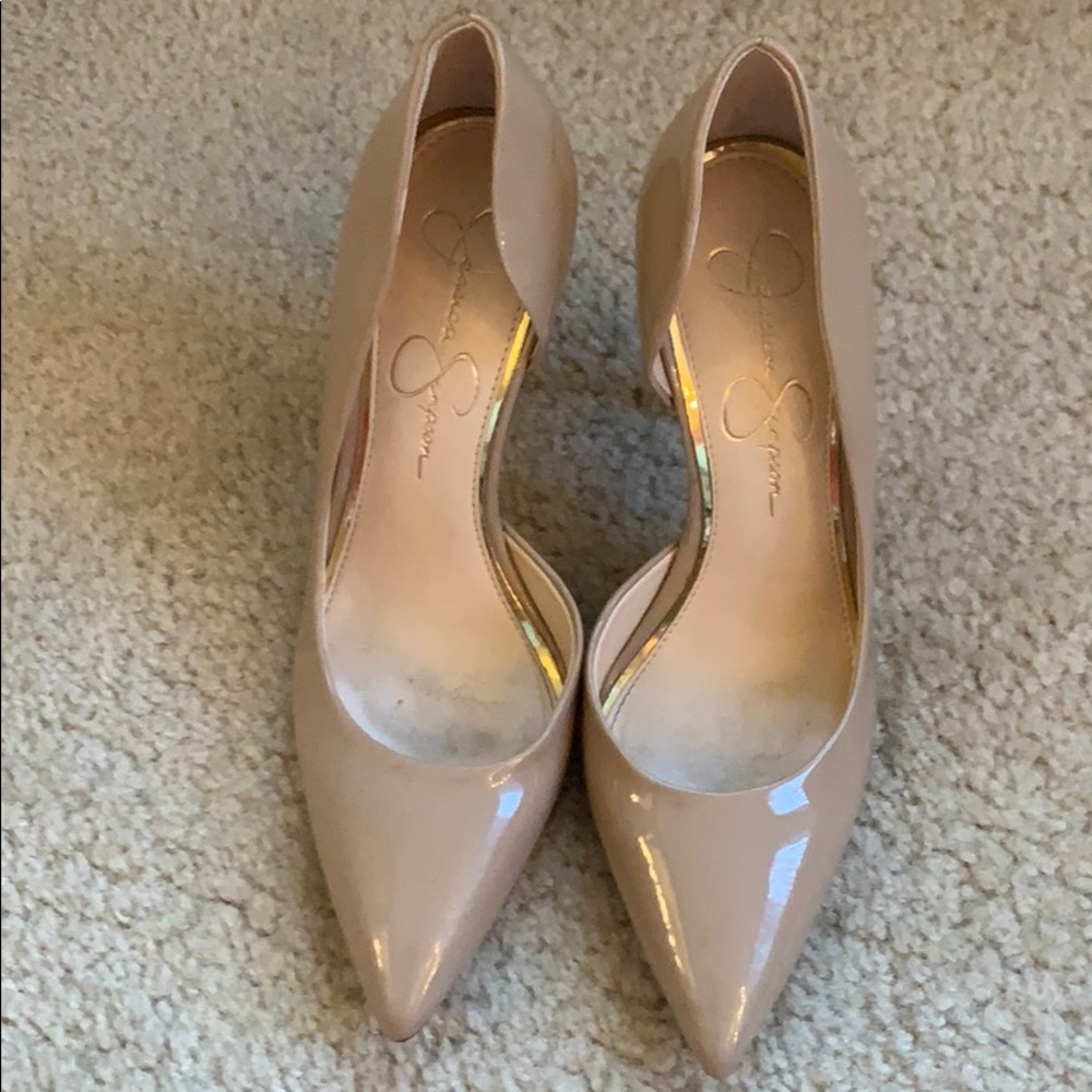 Nude pumps